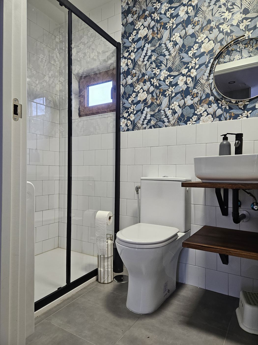 Baño con ducha y papel pintado floral azul
