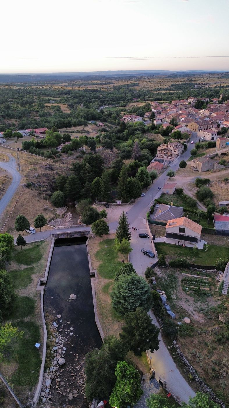 Piscina natural de Las Charcas y Navafría vistas desde el aire