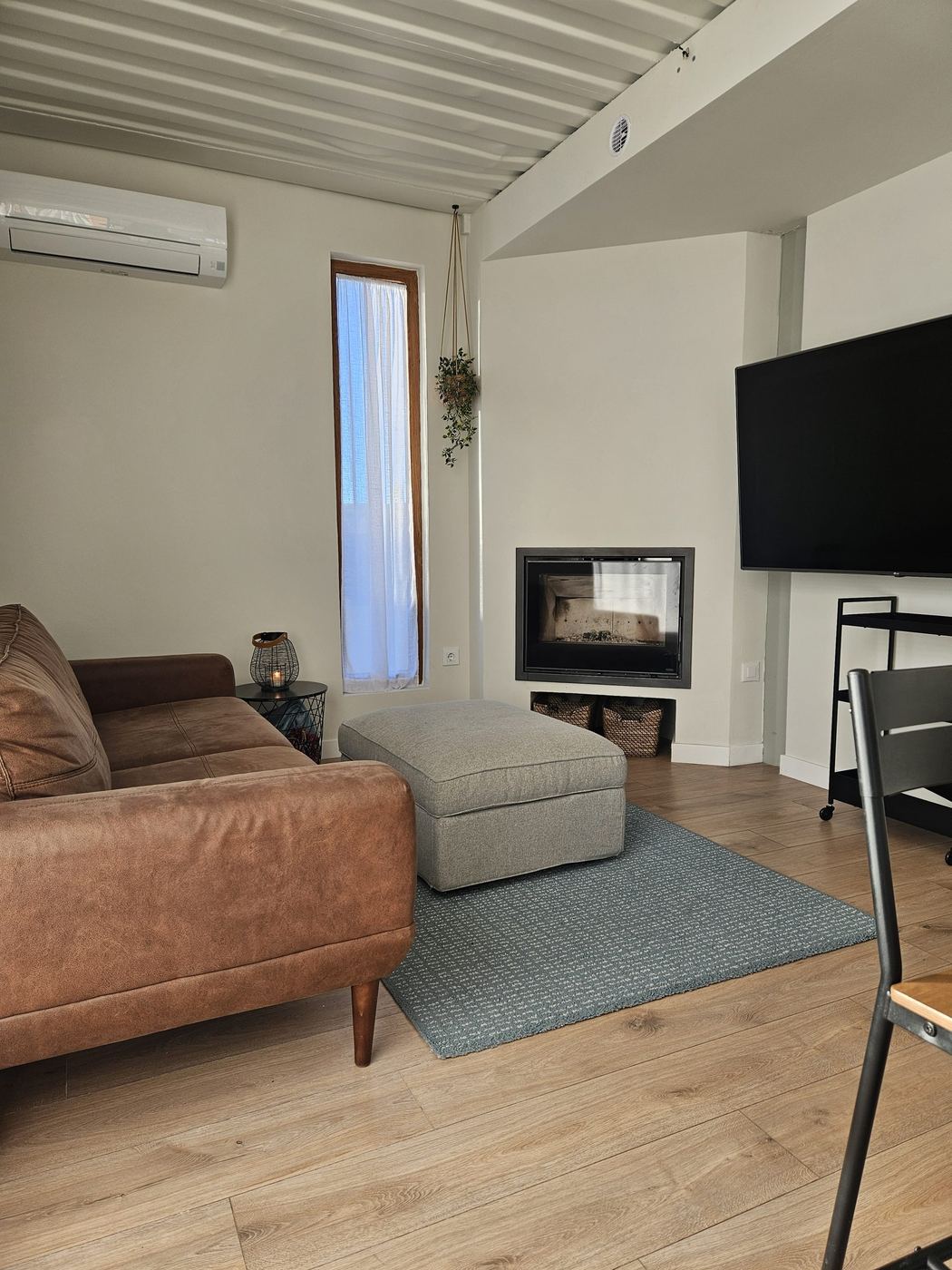 Salón con chimenea de leña